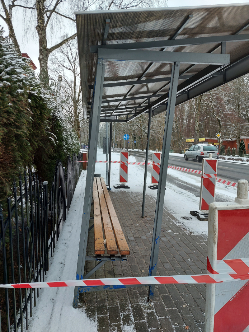 Uszkodzona wiata przystankowa "Os. Akademickie"